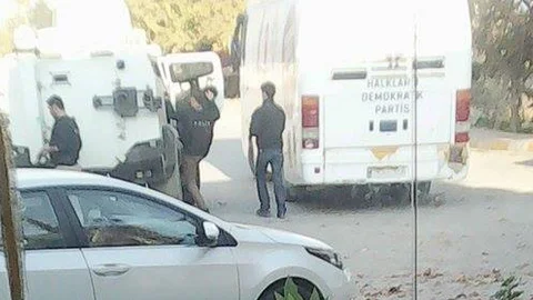 Polis, Nusaybin'de HDP’nin seçim otobüsüne el koydu