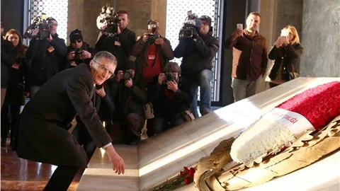 Aziz Sancar’ın Anıtkabir’i ziyaretinde izdiham