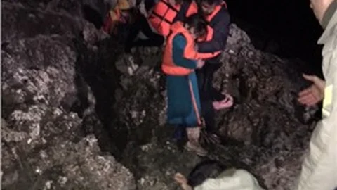 Yunanistan’a geçmeye çalışan mültecilerin lastik botu battı 2 çocuk öldü