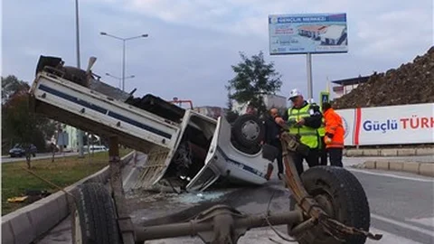 Ters dönen araçtan burnu kanamadan çıktı