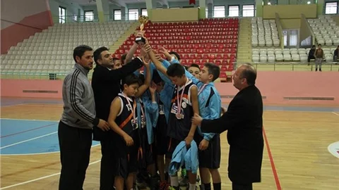 Yıldız erkekler basketbol turnuvasında il ikincisi oldu