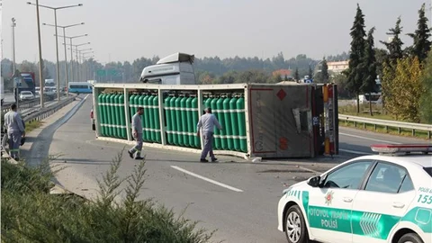 Oksijen tüpü yüklü TIR devrildi, otoyol trafiğe kapandı