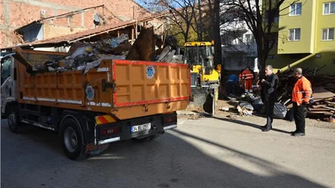Malatya'da bir evden dört kamyon çöp çıktı