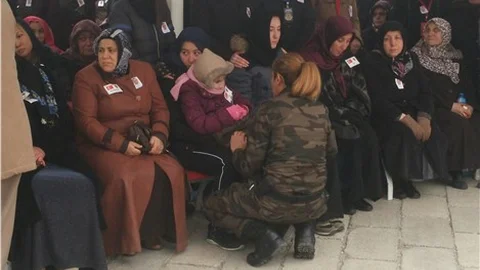 Üşüyen şehit kızına bayan özel harekat polisi montunu giydirdi