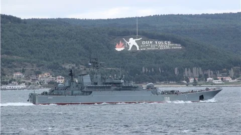 Rus savaş gemisi 'Yamal' Çanakkale Boğazı'ndan geçti