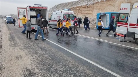 Rugby takımını taşıyan midibüs devrildi 1 ölü, 16 yaralı
