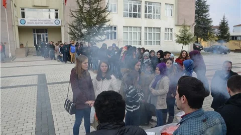 Öğrenciler köfte ekmek için sıraya girdi