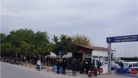 Ehliyet için emniyet önünde sabahlıyorlar