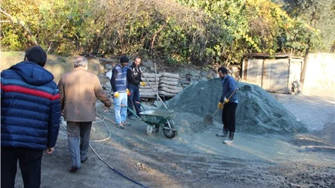 Yusufeli'nin Ahalt Mahallesi'nin ara yolları betonlanıyor
