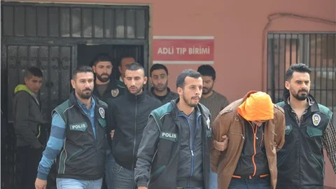 Evde uyuşturucu paketlerken yakalanan 7 kişi tutuklandı