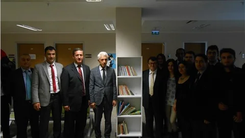 Bekleyen hastalar için kitaplık yaptılar