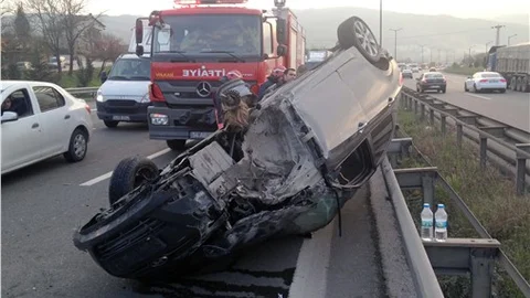 TEM Otoyolu'nda otomobil takla attı 2 yaralı