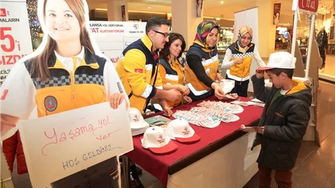 Erzurum'da 'Yaşama Yol Ver' stantı açıldı