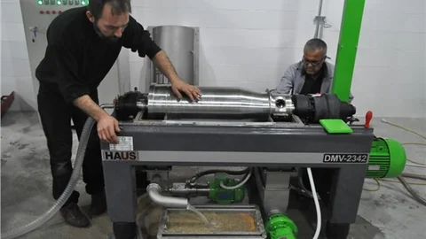 Edremit Meslek Yüksekokulu'nda ilk zeytinyağı sıkımı yapıldı