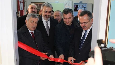 Mezun olduğu okula Z-Kütüphane yaptı