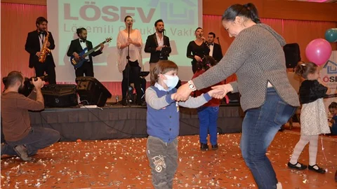 Lösemili çocuklar bir gün de olsa hastalığını unuttu