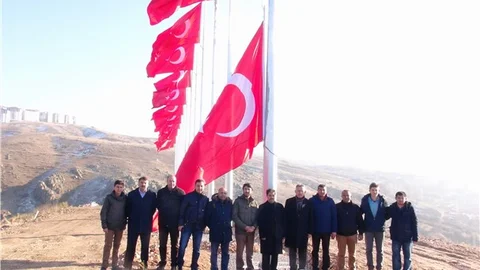 Yozgat Belediyesi şehitler anısına 14 bayrağı göndere çekti