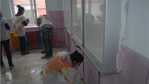 Gönüllüler köy okulunu iki günde pırıl pırıl etti