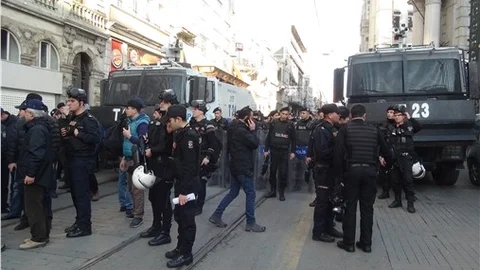 İstiklal Caddesi'nde yürüyüş yapmak isteyen gruba polis müdahalesi