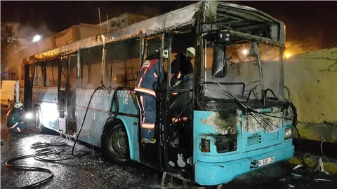 Park halindeki özel halk otobüsü kundaklandı