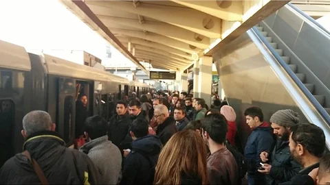 İzmir Metrosu arızalandı, vatandaşlar işlerine gecikmeli gitti