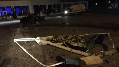 Elektrik direğe çarpan otomobil sürücüsü öldü