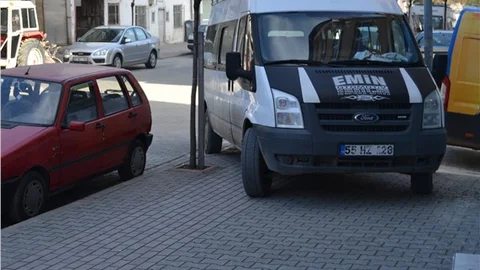 Görme engelli vatandaş, kaldırım üzerine park etmiş araçları aşamıyor