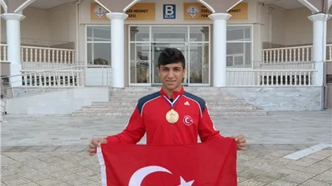 Özel Şehzade Mehmet öğrencisi Sırbistan'dan bronz madalyayla döndü