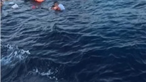 65 kaçak göçmenin denizde ölüm kalım mücadelesi görüntüleri yayımlandı