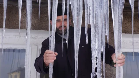 Erzurum'da buz sarkıtlarının boyu 2 metreyi aştı