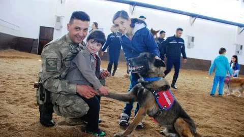 Nevşehir'deki engelli çocuklar, at ve köpeklerle tedavi oluyor