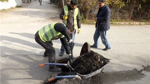 Kırıkhan’da tıkalı ana bacalar temizleniyor