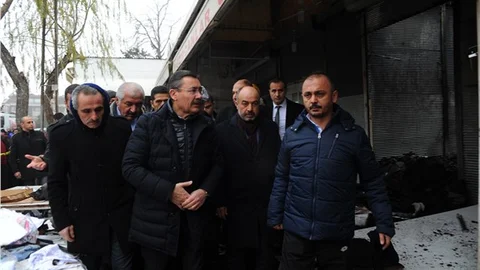 Gökçek, itfaiye aracı üzerinde dükkanları kül olan esnafa 3 öneri sundu