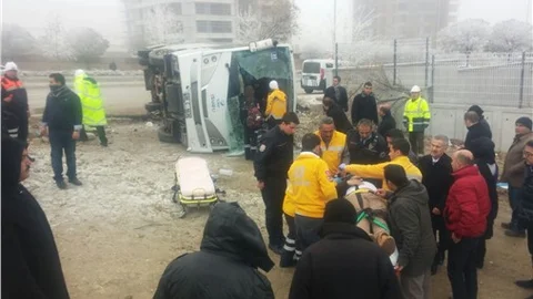 Okul servisi kazasında 3'ü ağır 15 öğrenci yaralandı