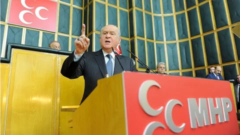 Bahçeli Gerçek hendek, kaçak sarayda, 250 odalı saray yavrusunun ortasında