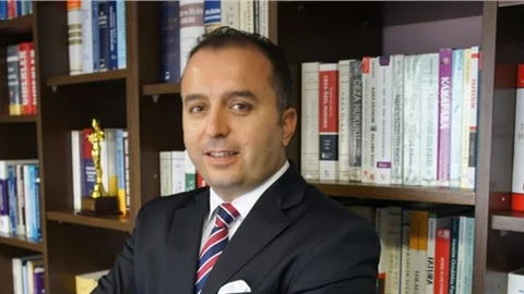 Metin Sahada yerde yatan rakibine tekme atana hakem kararı yetmez