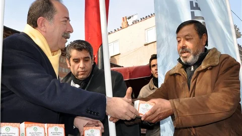 CHP’li Başkan kandil simidi dağıttı