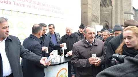 Kandile özel süt dağıtımı yapıldı