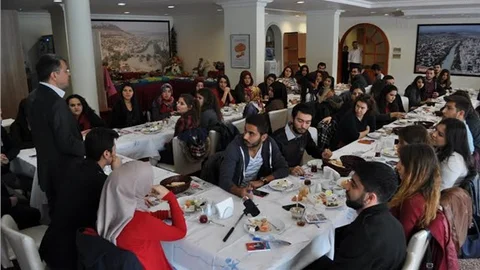 Başkan Turgut ve Üniversite Öğrencileri Kahvaltıda Bİr Araya Geldi