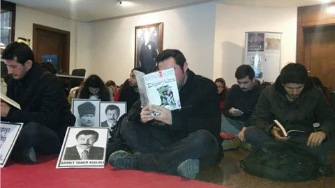 Ankara Üniveristesi'ndan bazı öğrenciler rektörlüğü bastı