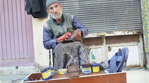 Ayakkabı boyayarak ailesini geçindiriyor