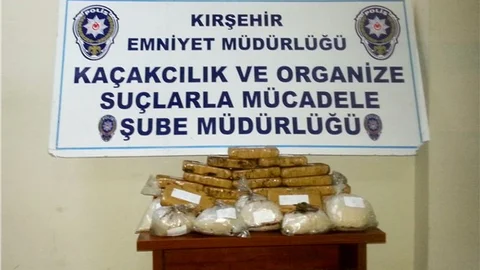 Ailecek seyahat edilen otomobilde 18 kilo eroin ele geçirildi