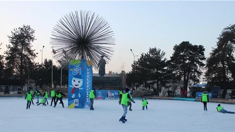 Donan süs havuzunda buz pateni eğitimi veriliyor