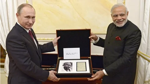 Putin, Modi’ye Gandi’nin günlüğünden bir sayfa ve kılıç hediye etti