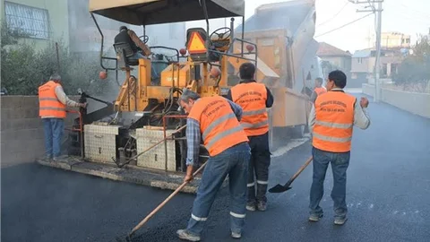 Bozulan yollarda asfaltlama çalışması yapılıyor