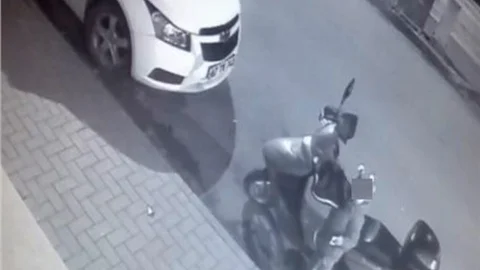 Motorun anahtarını alıp gitti, paket servisi kilitledi