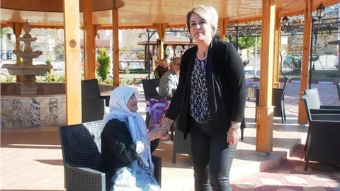 Doktorlar, huzurevi sakinlerine börek ikram etti