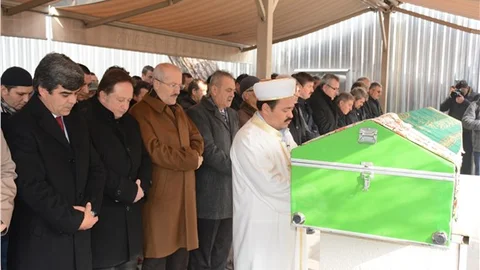 Su borusunun patlaması sonucu boğularak ölen kadın defnedildi