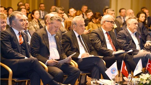 ‘İzmir Türkiye’nin ikinci büyük iş merkezi olmayı hakediyor’