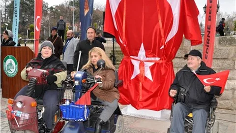 Engelliler için kurulan şarj istasyonunun fişini söktüler